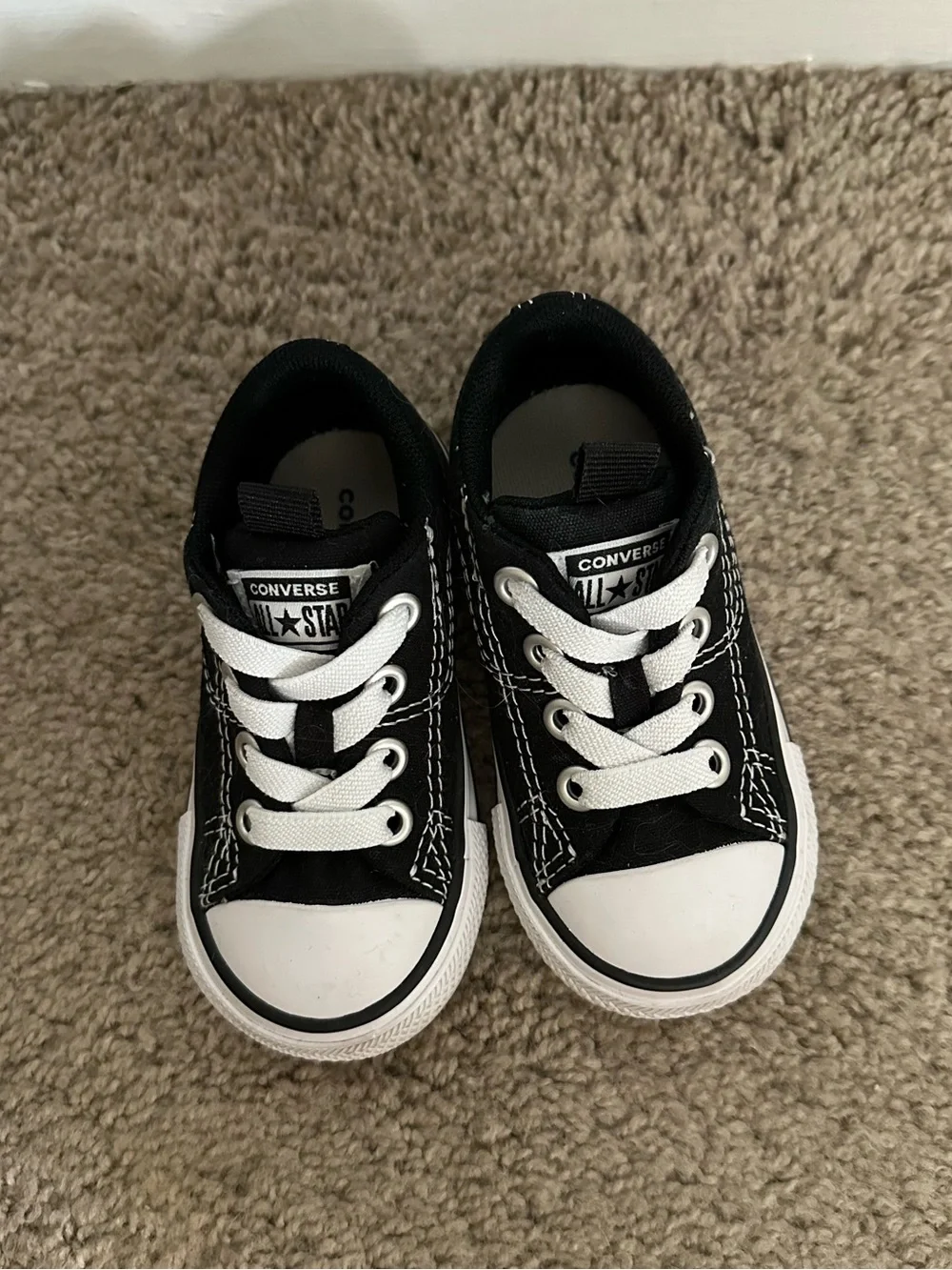 Converse Toddler Low Top Sneakers in Black - size 5